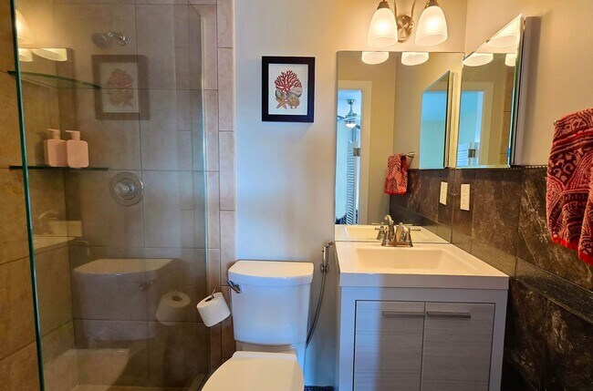 Building Photo - 2 BR/ 2.5 BA Townhome in Gated Community w...