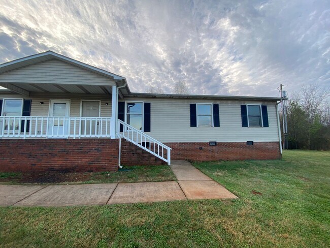 Building Photo - 1142 Airport Rd