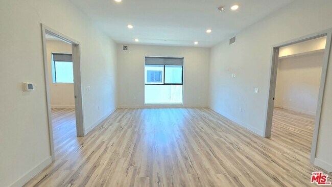 Building Photo - 1540 S Hayworth Ave