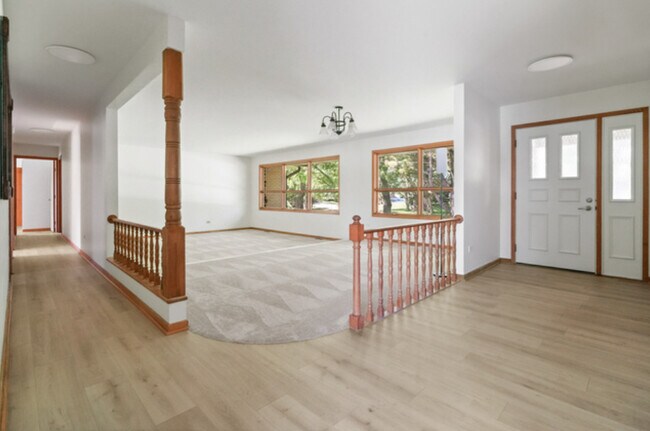 Building Photo - 2720 N Bayview Ln