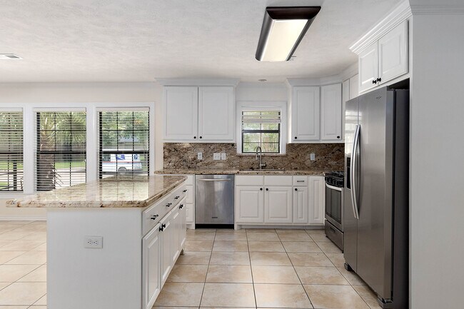 Building Photo - 309 Brookside Dr E