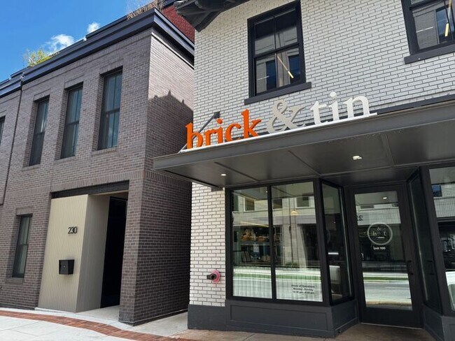 Building Photo - Luxury in the Heart of Huntsville