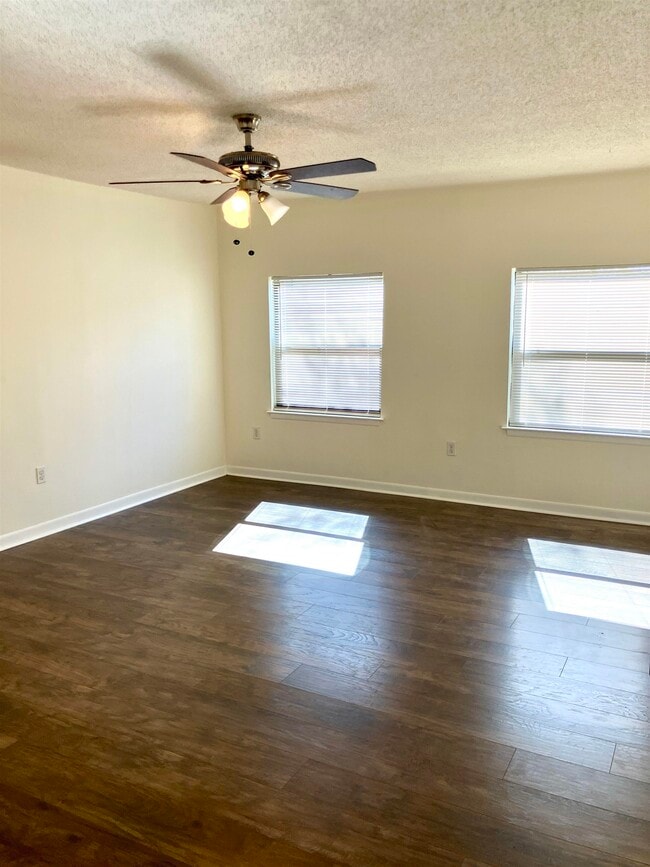 Building Photo - 144 W Hickory Dr