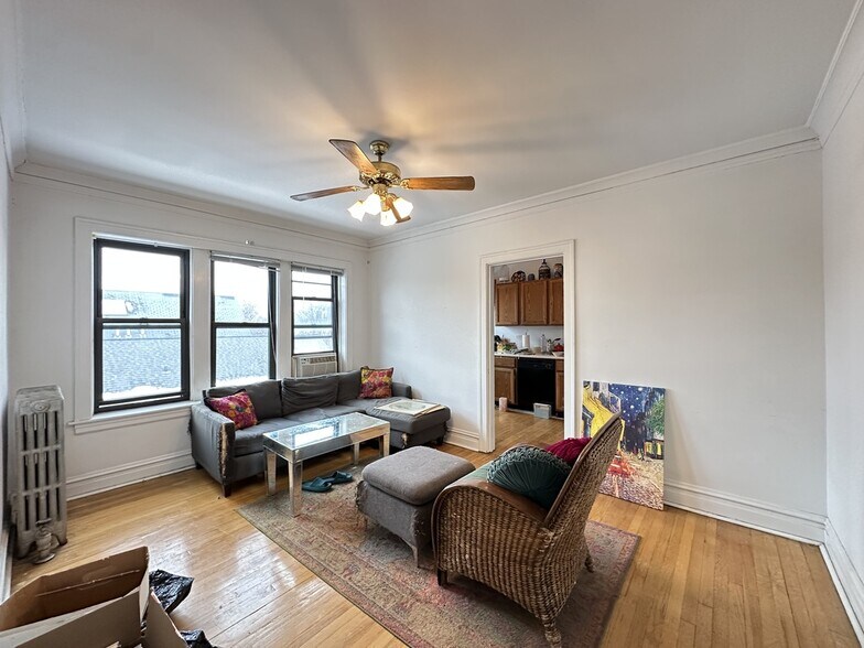 Building Photo - 1913 W Larchmont Ave