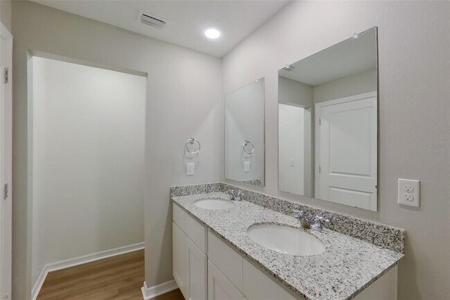 Building Photo - 9810 N Santee Terrace