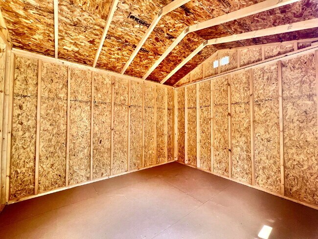 Building Photo - LOADS OF STORAGE!