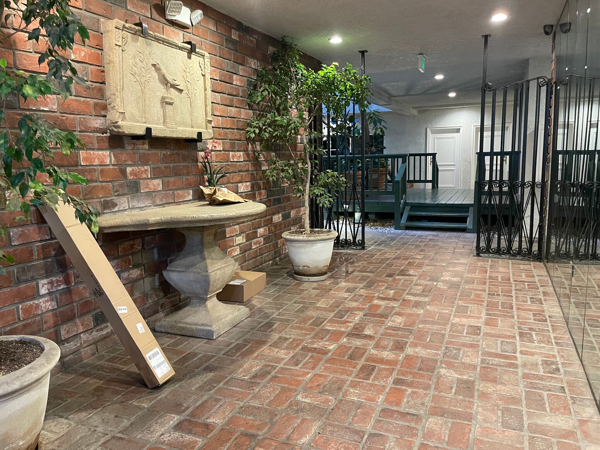 Lobby - 1375 Kelton Ave