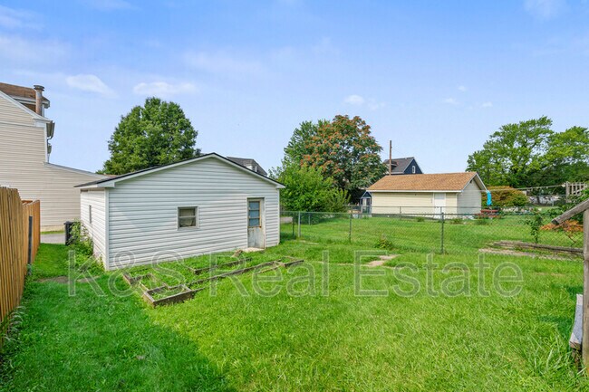 Building Photo - 814 Summit St