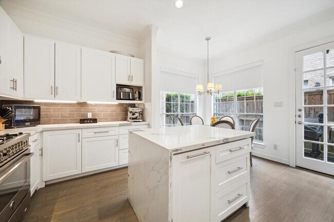 Building Photo - 2842 Briarhurst Park