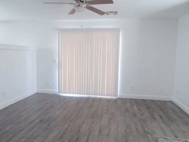 Building Photo - Spacious 4-Bedroom, 2.5-Bathroom Home – Fr...