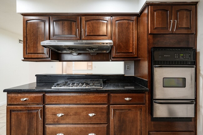 Building Photo - Beautifully Renovated 3BR/2BA Single-Story...