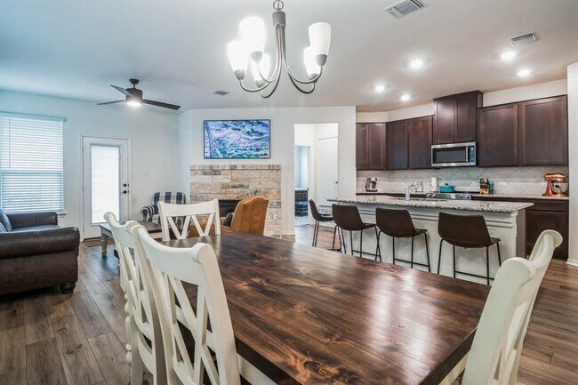 Building Photo - 227 Outlaw Dr