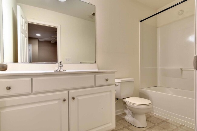 Building Photo - Convenient Townhome