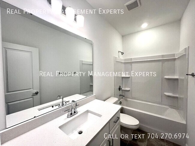 Building Photo - 211 Tamala St