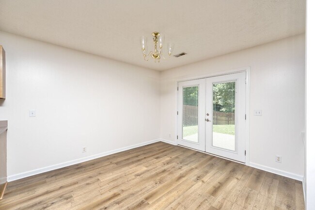 Building Photo - **BE THE LUCKY ONE TO LIVE IN THIS UPDATED NASHVILLE/ BELLEVUE HOME**