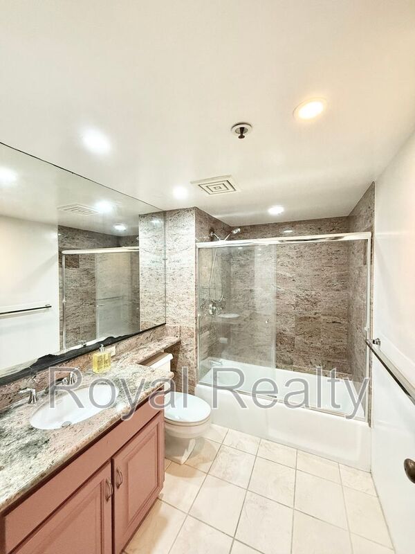 Building Photo - 555 Hahaione St