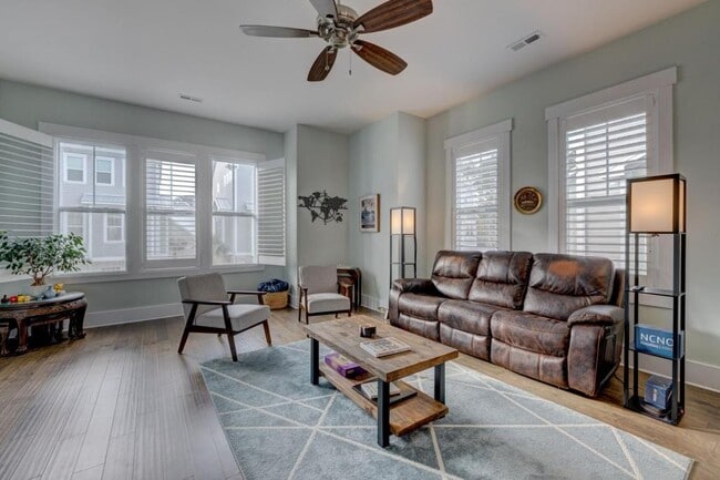 Building Photo - 1817 Bungalow Row