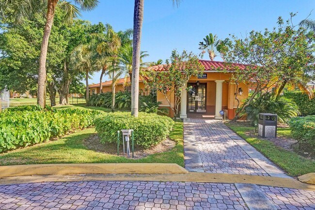 Building Photo - Updated 2 Bed, 2 Bath 1st Floor Condo with Garden Views in Lakes of Jacaranda, Plantation