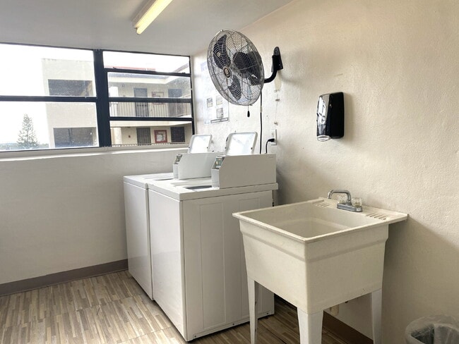 Building Photo - Cypress Bend Top Floor Private Corner 2/2 Available Now!