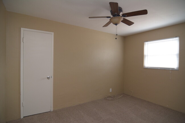 Building Photo - Remodeled 3 Bedroom 1 Bath House! Central ...