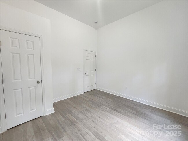 Building Photo - 869 Kathryn Dr SE