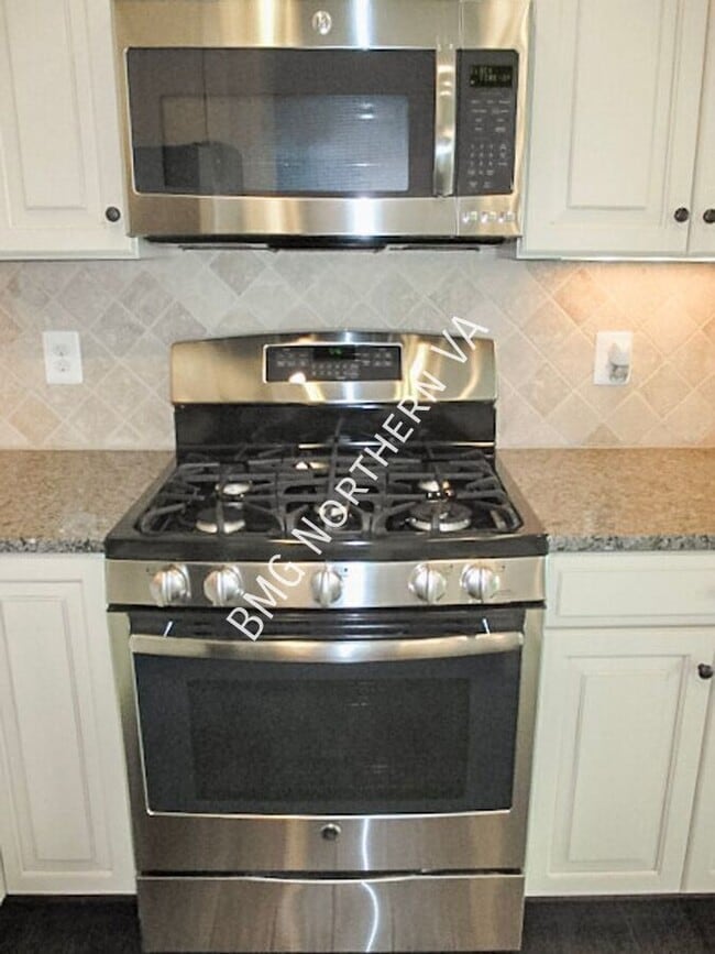 Building Photo - 24688 Hutchinson Farm Dr