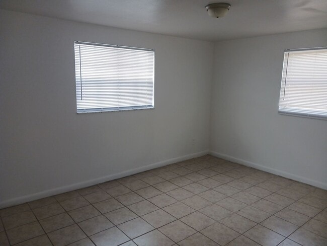 Building Photo - 3 bed home in Holiday, FL!