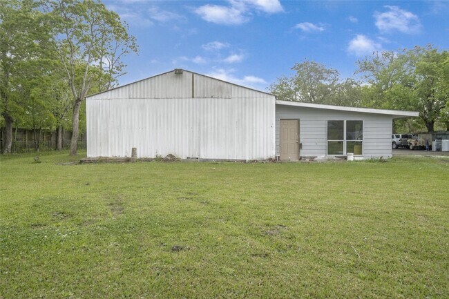 Building Photo - 16900 Wellborne Rd