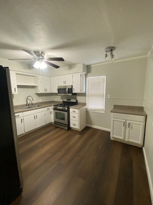 Building Photo - 4207 Wood Ave