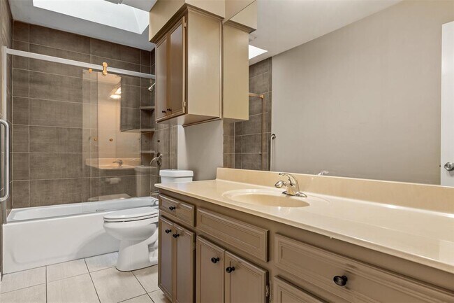 Building Photo - 25 Woodcreek Dr