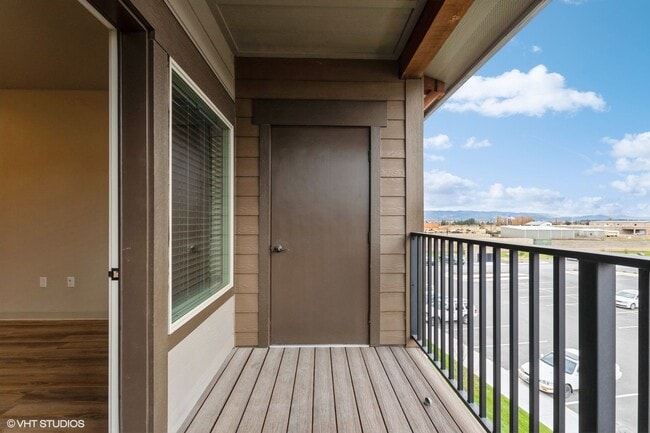 Building Photo - 3rd floor 2 bed, 1 bath apartment