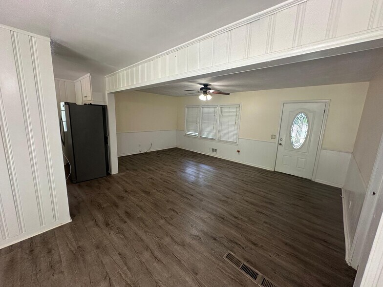 Building Photo - 5007 Spring Hill Dr