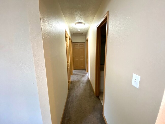 Building Photo - 3 Bedroom Duplex in North Fargo!