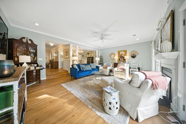 Building Photo - Spacious 2 -story townhome in the heart of...