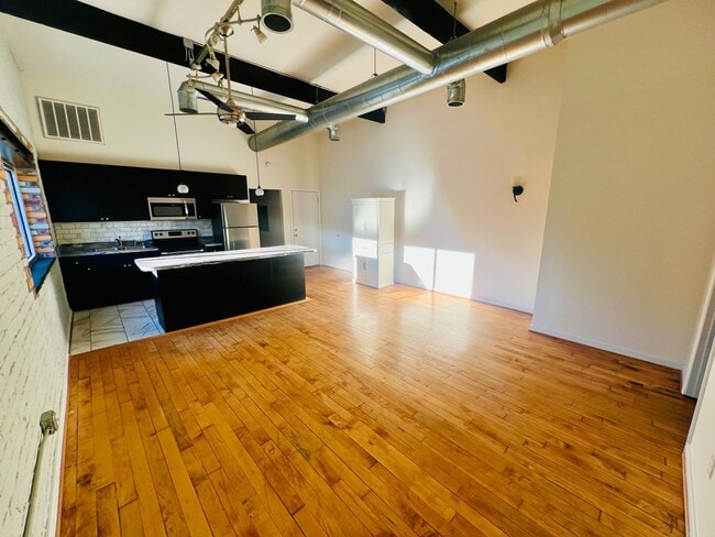 Building Photo - 308 N Laurel St