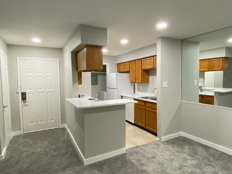 Building Photo - 9700 Leawood Blvd