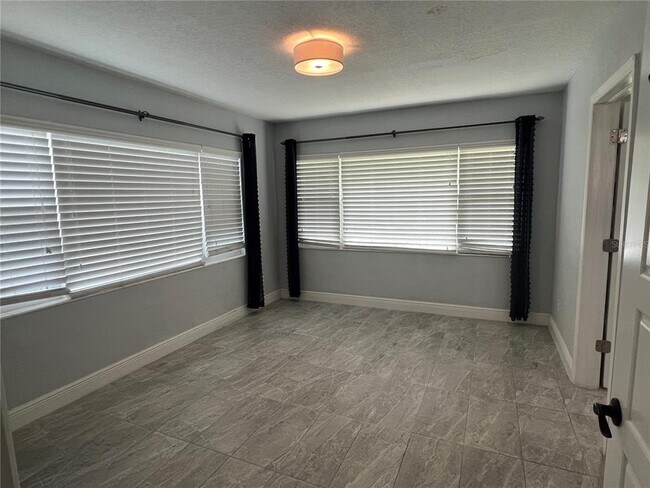 Building Photo - 208 N Glen Ave