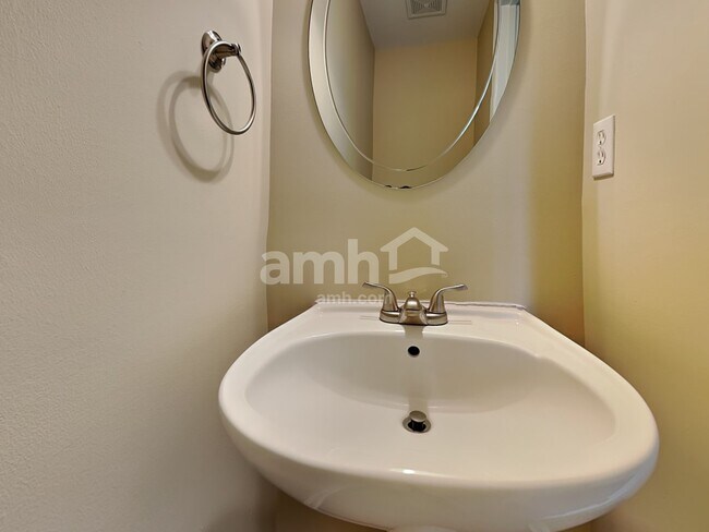 Building Photo - 169 Royalton Rd