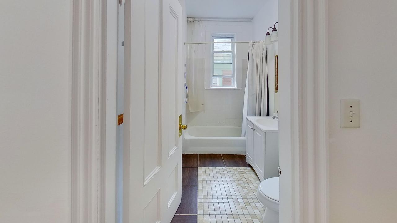 Bathroom 2 lower duplex - 60 Calumet St