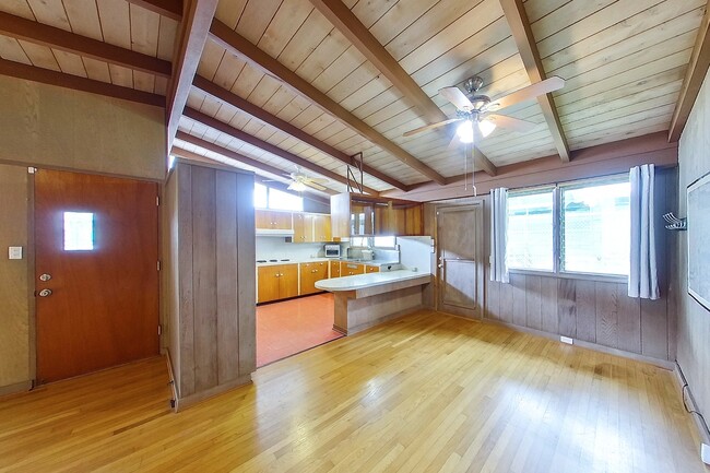 Building Photo - 2 Bed 1 Bath 1 Parking Apartment. 1 Year Lease.