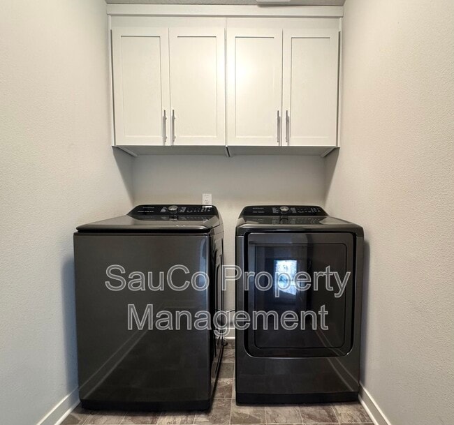 Building Photo - 6648 SE Genrosa St