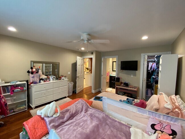 Building Photo - 4 Shadowbrook Ln