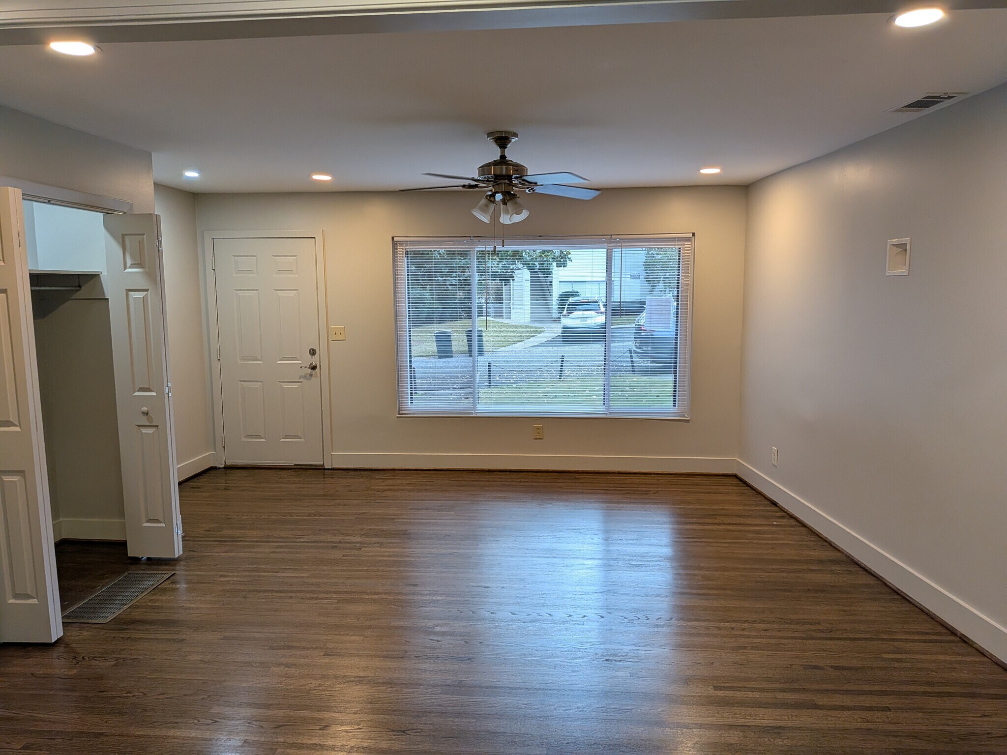 Building Photo - 1869 Montclaire Ln