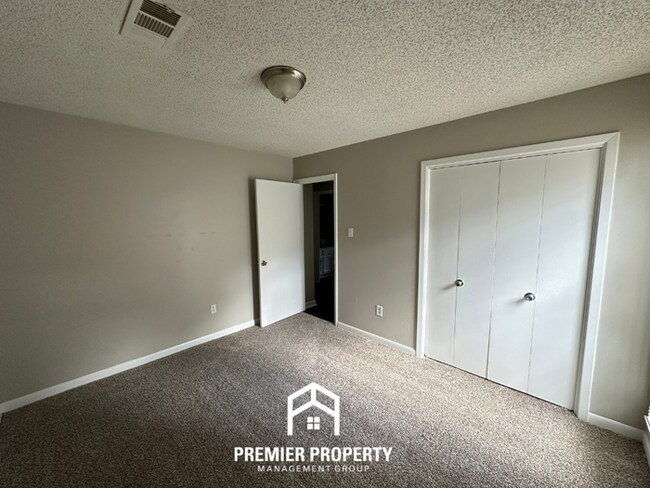 Building Photo - Beautiful 3BR/2BA Near Southwind | Soaring Vaulted Ceilings, Fireplace & Fenced Yard