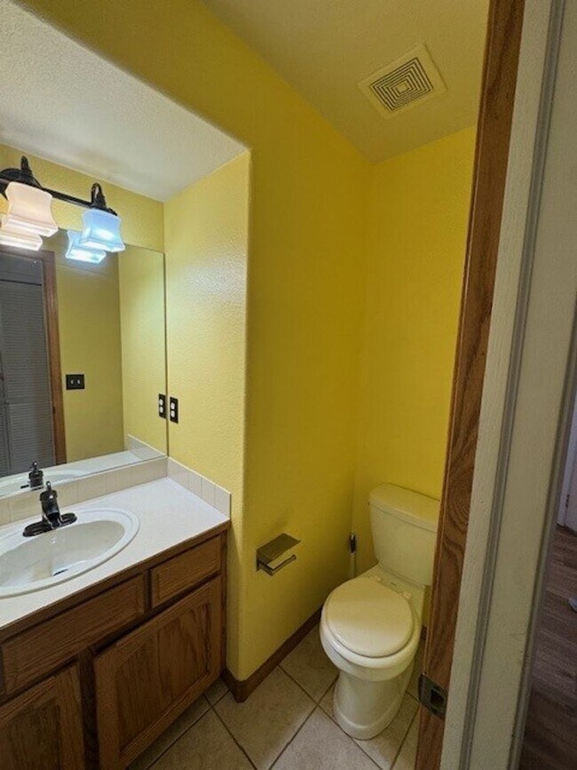 Building Photo - Stone Creek Condos- 3 Bedroom