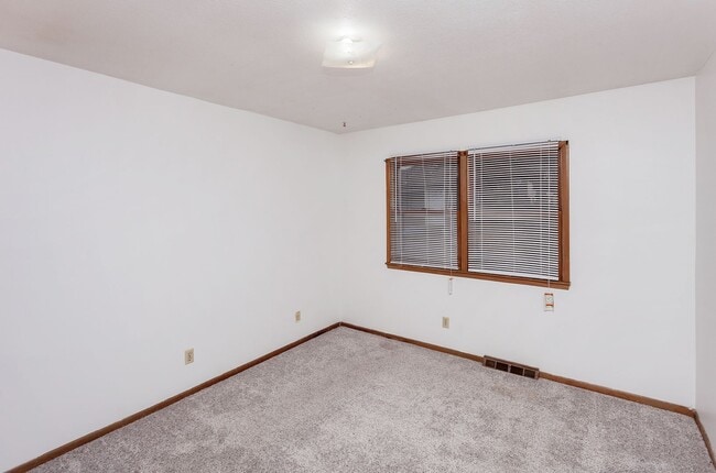 Building Photo - CHARMING! 2 Bedroom, 1 Bathroom Duplex in Des Moines!!