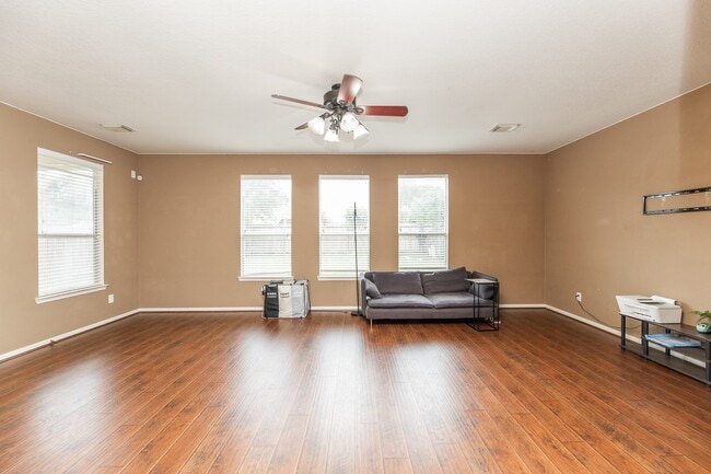 Building Photo - 6451 Applewood Forest Dr