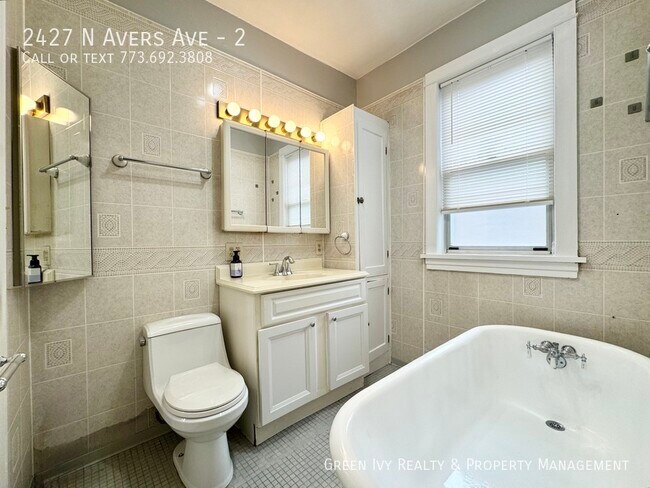 Building Photo - 2427 N Avers Ave