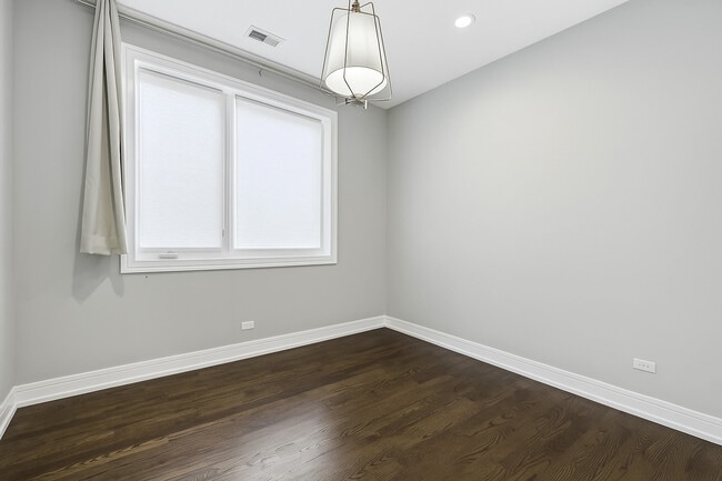 Building Photo - 2239 W Belmont Ave