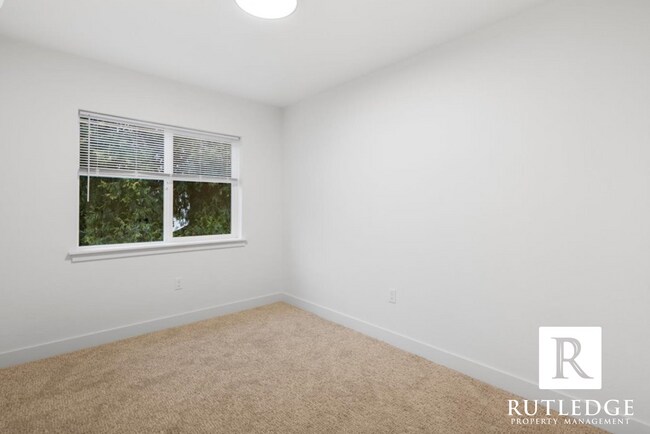 Building Photo - 565 G St